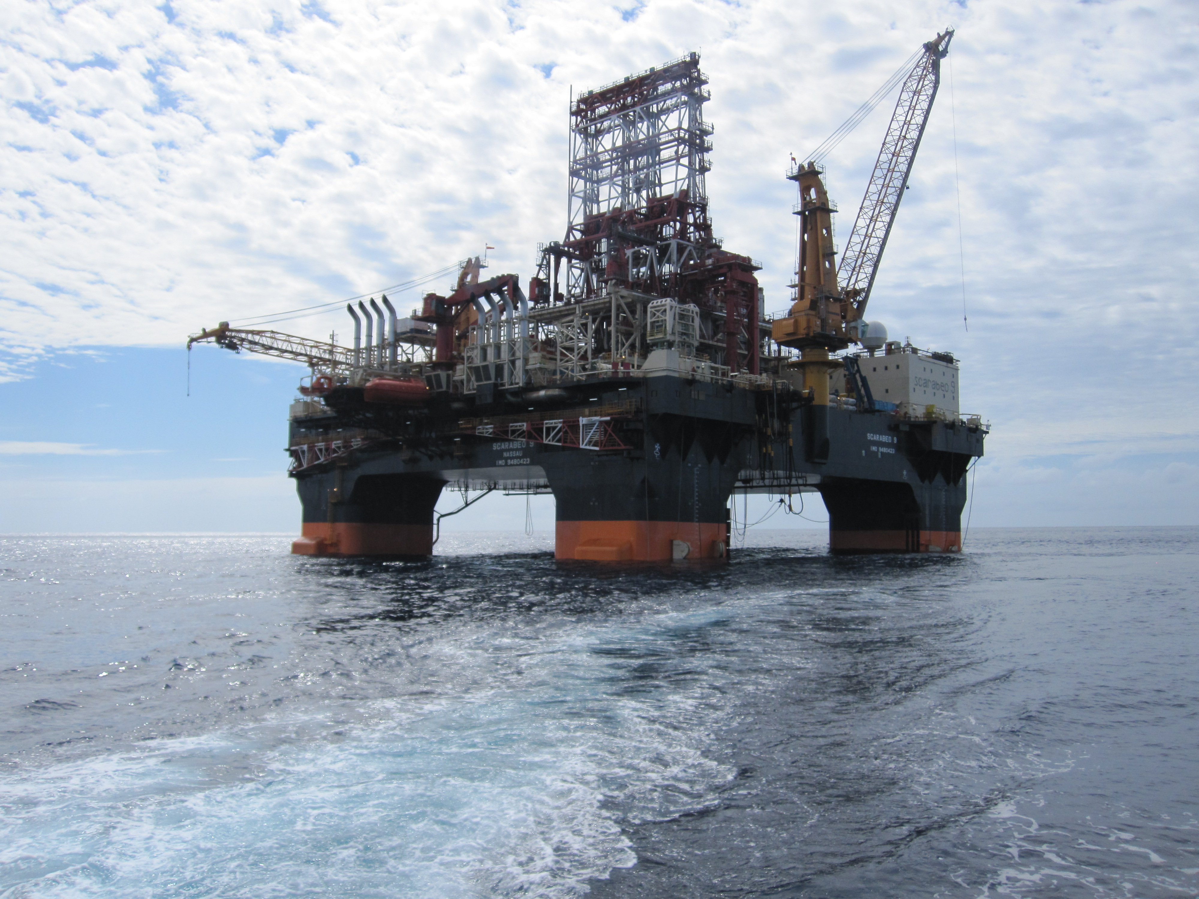 An oil drilling platform near Phuket, Thailand. Photograph: Vidar Lokken, 2011, WikiMedia Commons. Licensed under CC BY-SA 3.0.